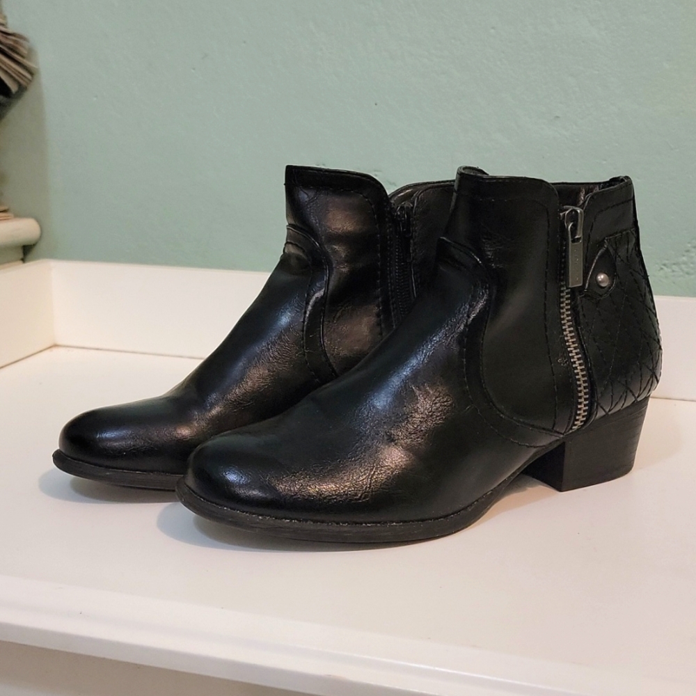 Unisa Booties size 6M